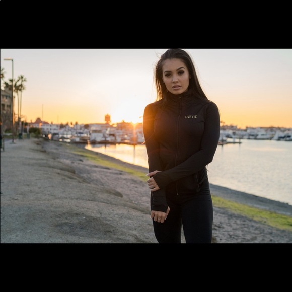 ❌SOLD‼️LIVE FIT Dynamic Zip-Up - Picture 2 of 6